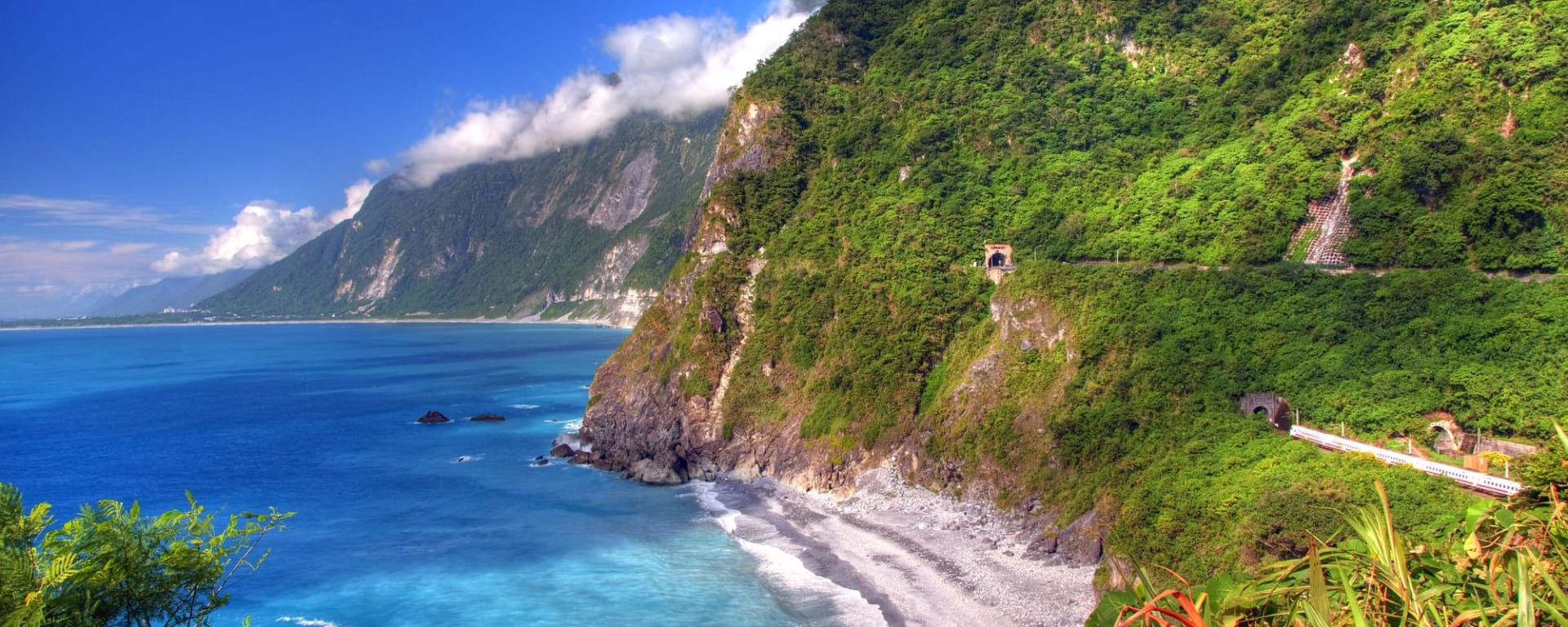 La côte orientale sauvage de Taïwan de Taipei: Cingshui Cliff on Suhua Highway Hualien