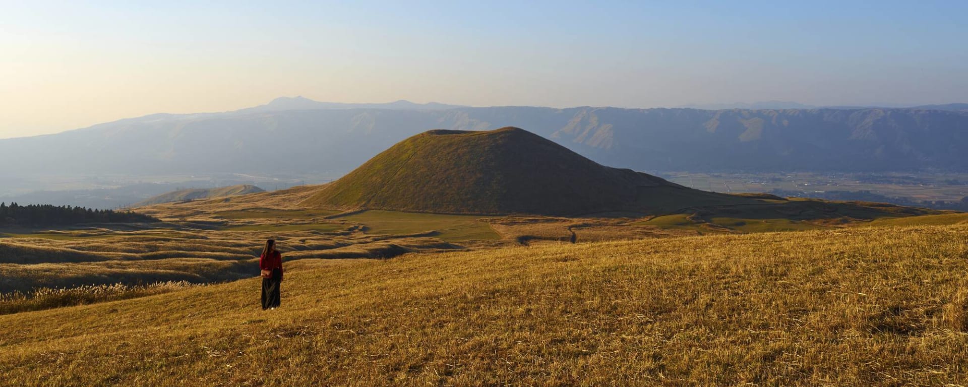 Kyushu – L'île ardente du Japon de Kagoshima: Girl walking up the slope at Komezuka of Mount Aso