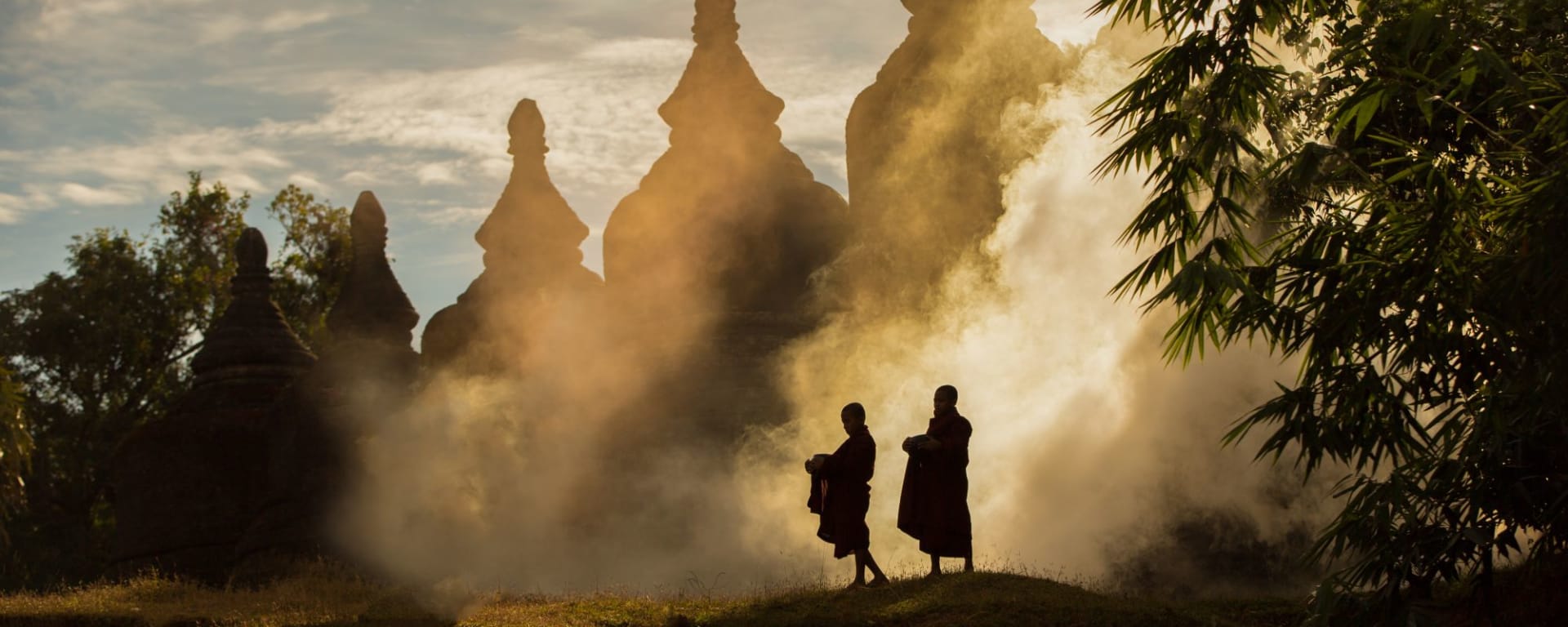 Au pays des temples et des pagodes de Yangon: Monks in front of Pagodas