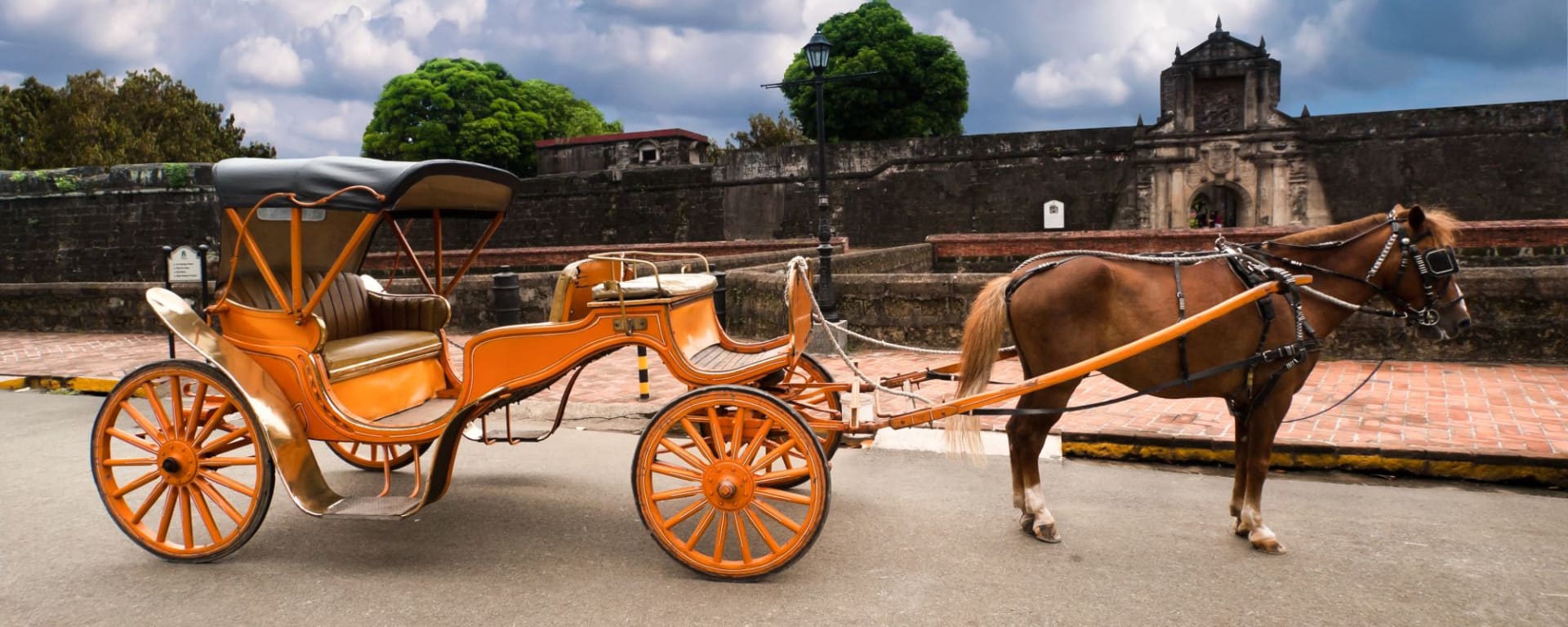 Stadtrundfahrt Manila, inkl. Mittagessen: Manila Horse Drawn Carriage parking in front of Fort Santiago