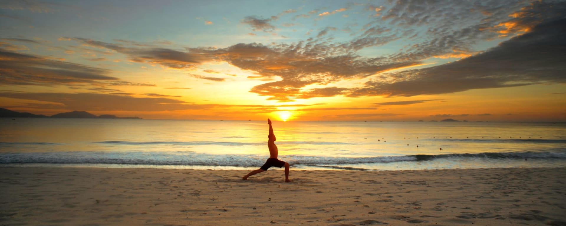 Fusion Resort Cam Ranh à Nha Trang: yoga at the beach