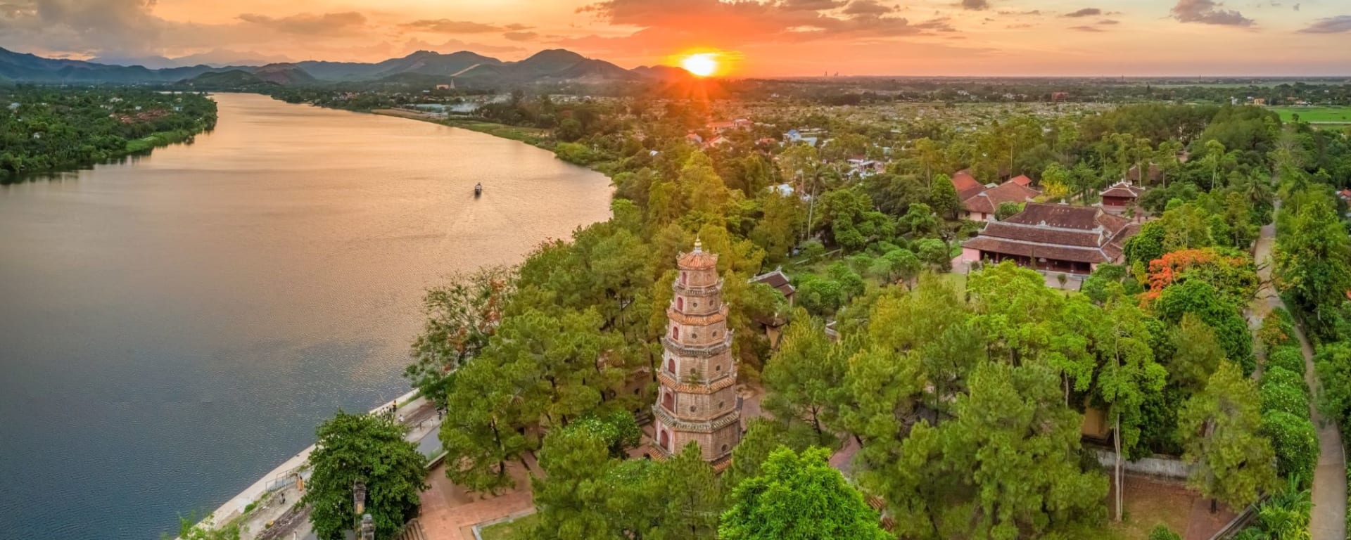 Vietnam für Geniesser ab Hanoi: Thien Mu Pagoda on the Perfume River