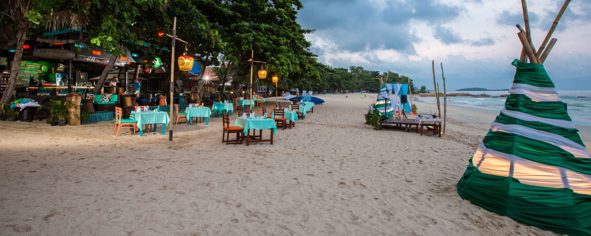 Fair House Beach Resort & Hotel in Ko Samui: Dining at the beach