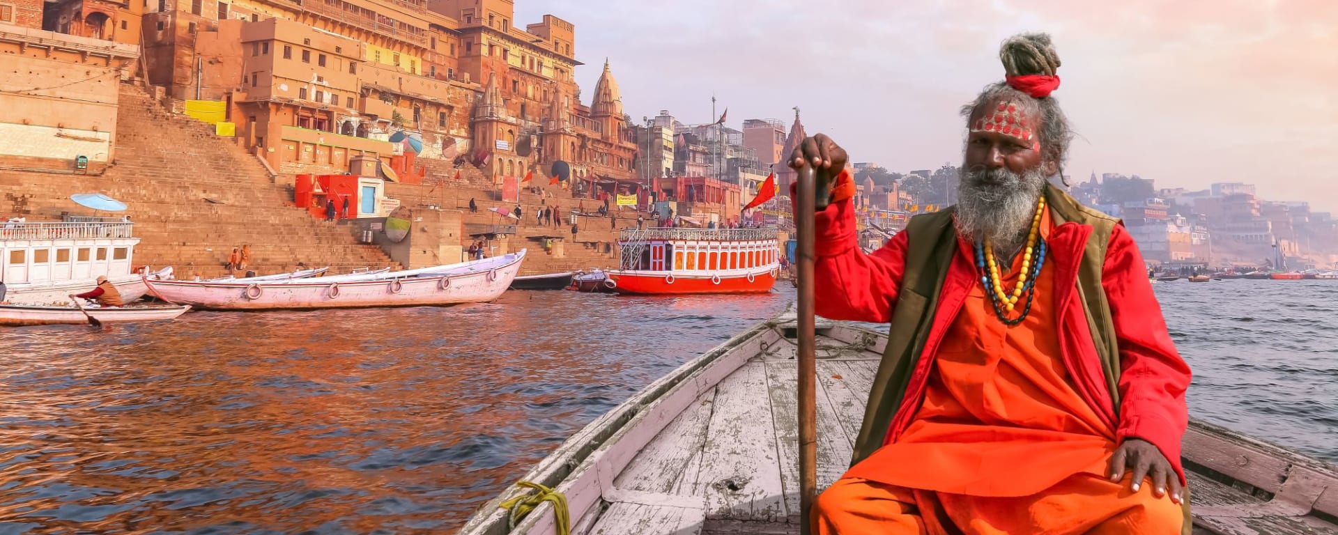 L'Inde pour les fins connaisseurs de Delhi: Varanasi Indian Sadhu takes a boat ride on river Ganges