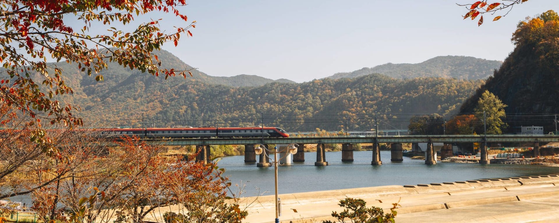 La Corée du Sud compacte sur rails de Séoul: High speed train through autumn landscape