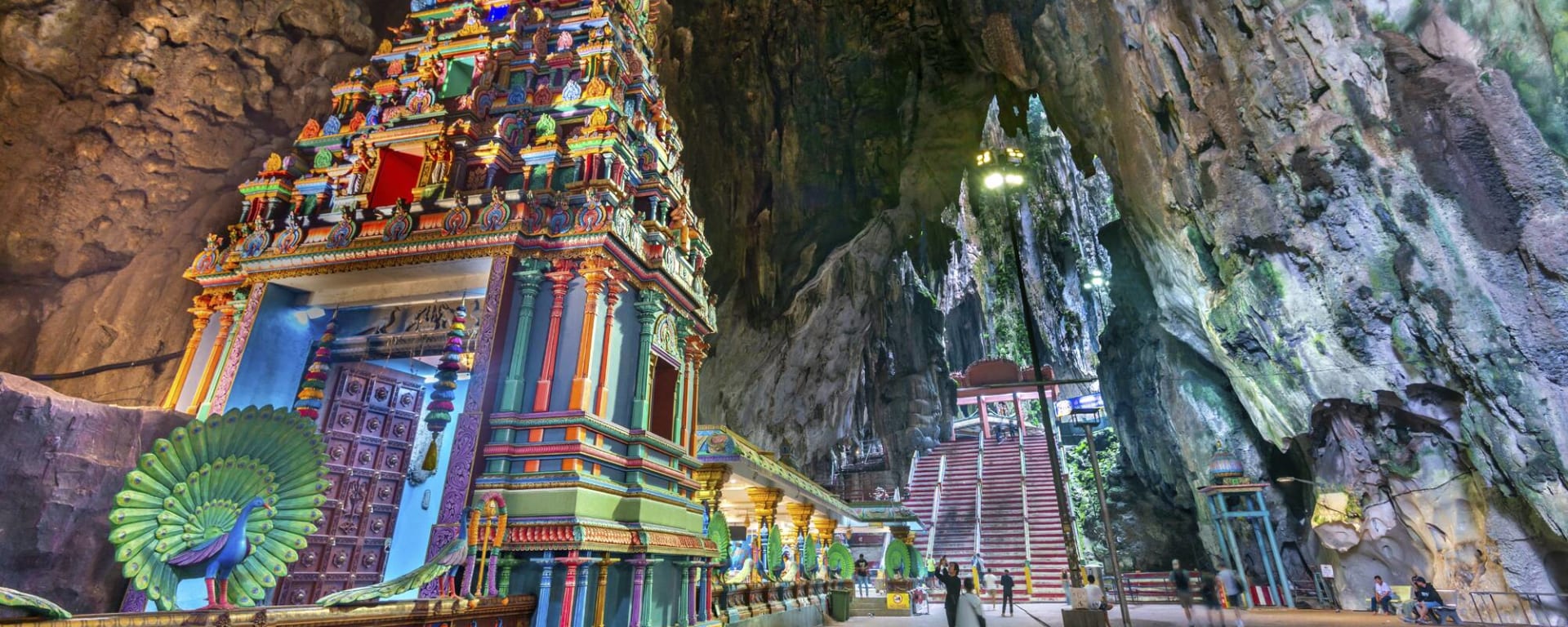 Cameron Highlands de Kuala Lumpur: Visitors walk around inside the cave complex