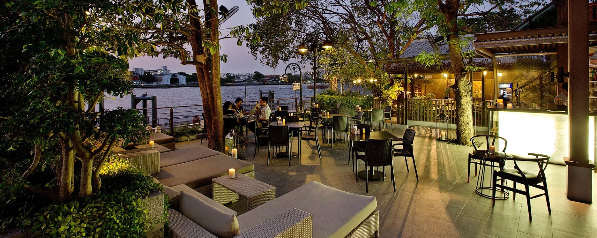 Riva Surya à Bangkok: Garden Restaurant