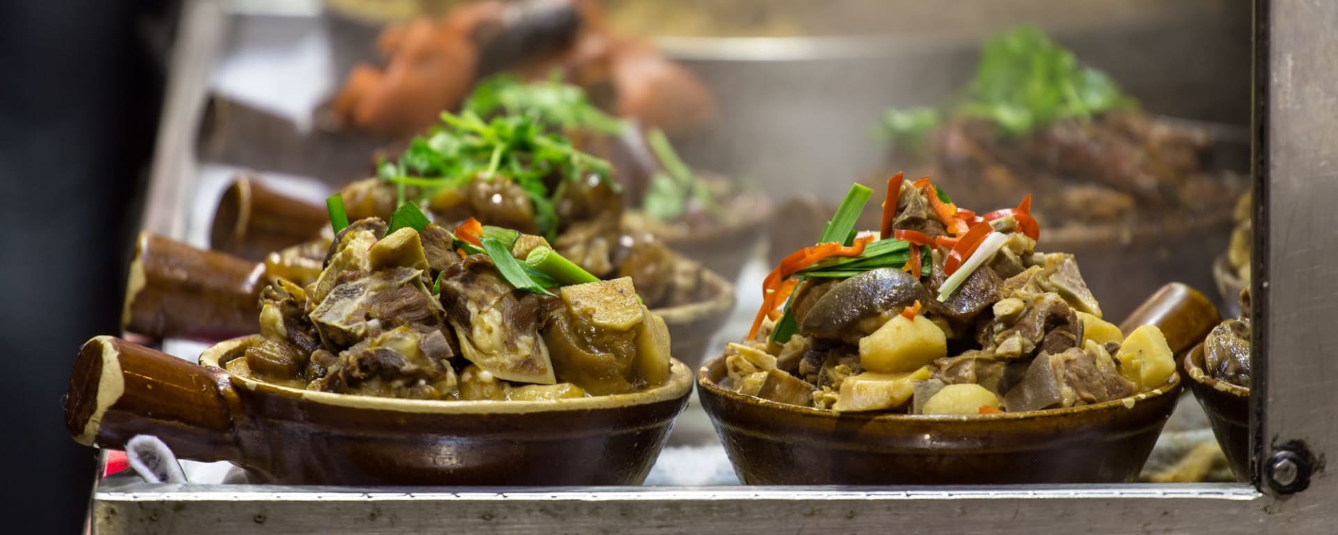 Pékin Food Tour: Steamed Meat and Vegetables in Ceramic Pot