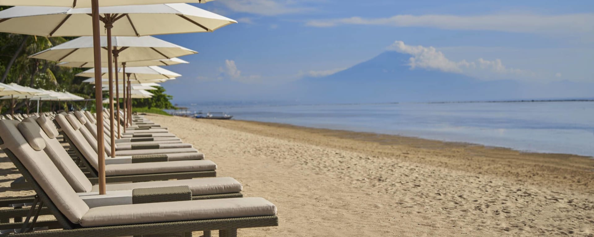 Hyatt Regency Bali in Südbali: Beach overlooking to Mount Agung