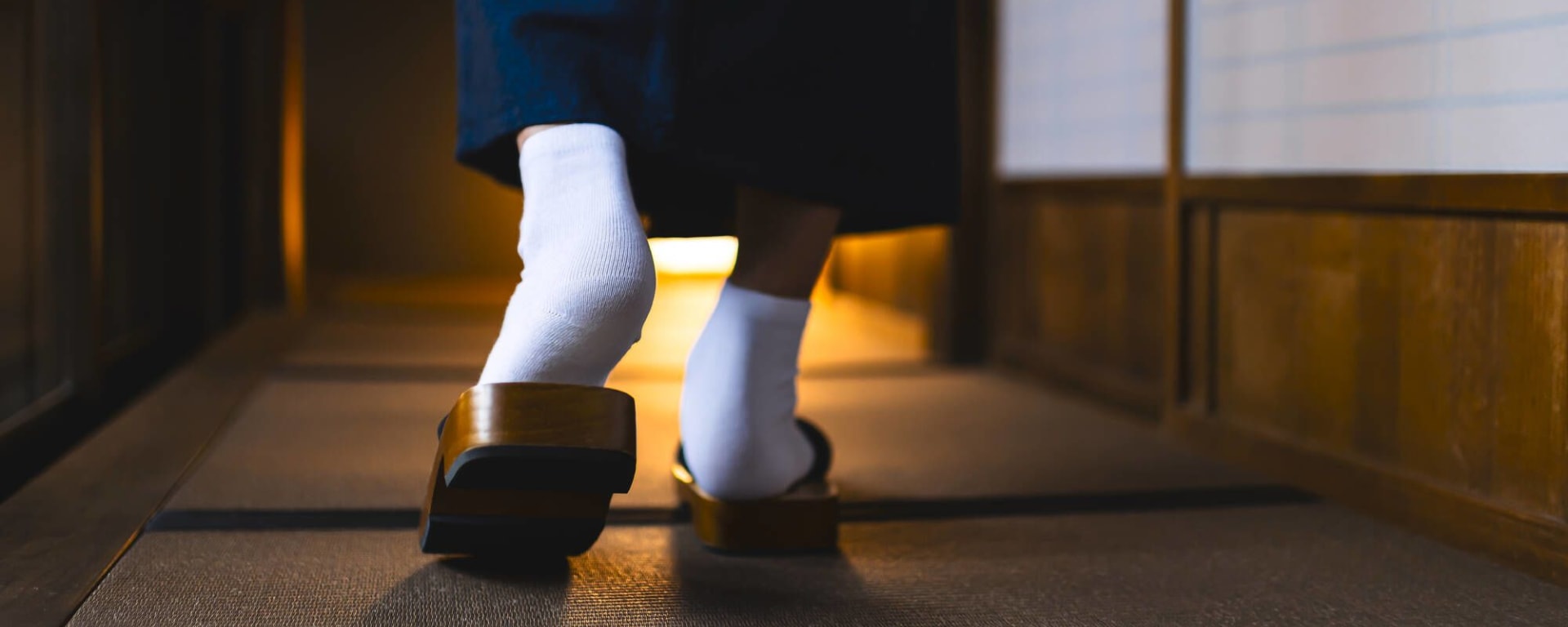 Les onsen curatifs japonais de Tokyo: Man in kimono with tabi white socks and geta shoes