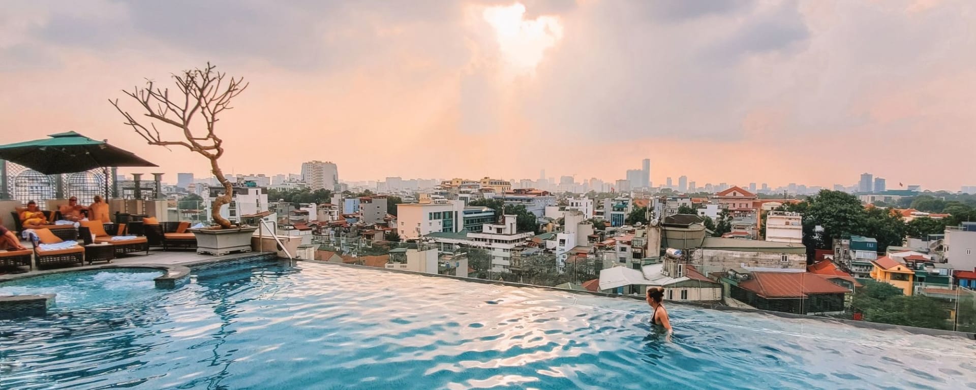 Peridot Grand Luxury Boutique Hotel in Hanoi:  Infinity Pool