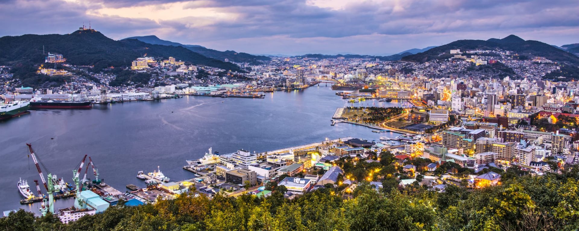 Kyushu – L'île ardente du Japon de Kagoshima: Nagasaki skyline at the bay