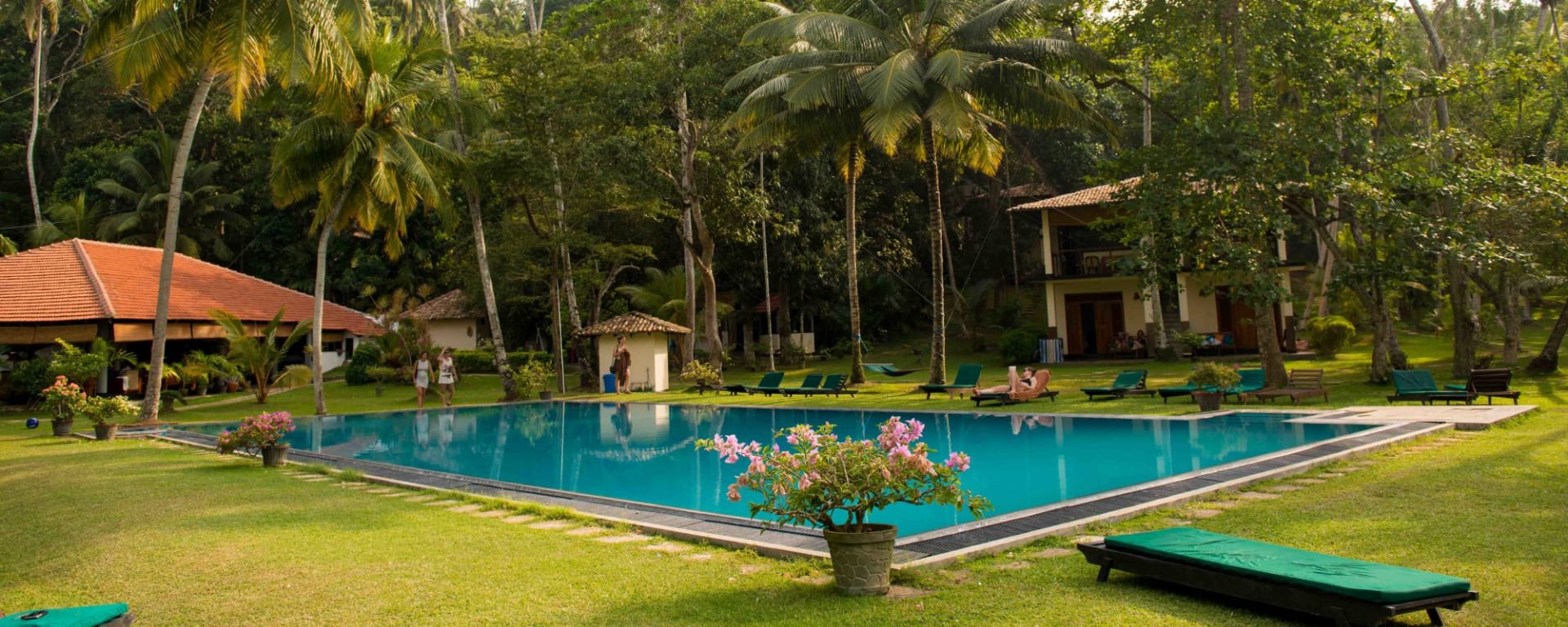 Talalla Retreat: Pool area