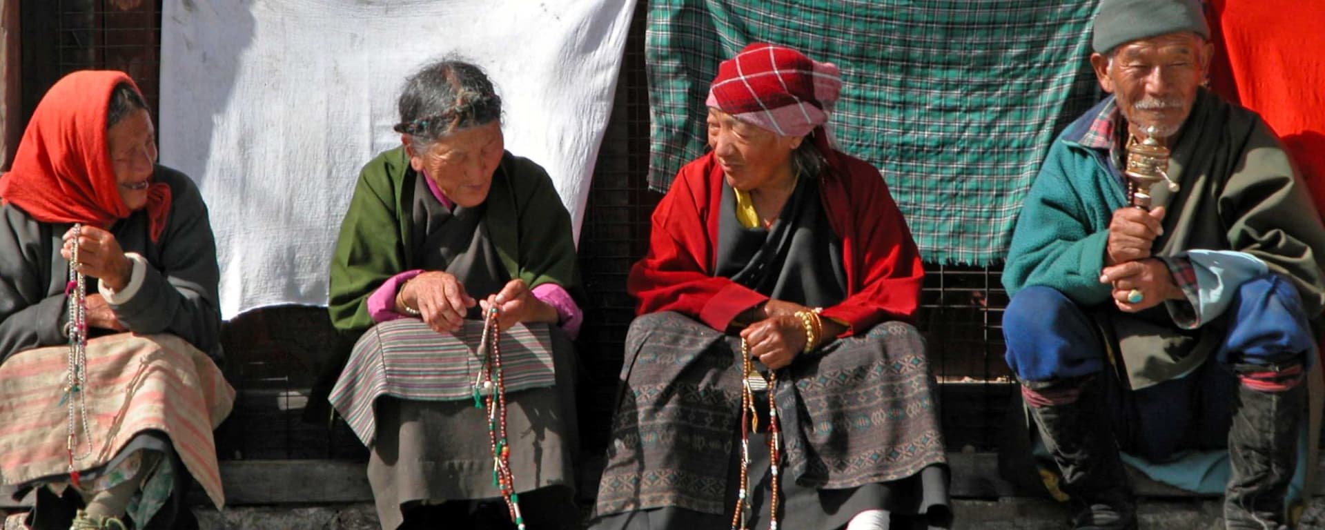 Im Land des Donnerdrachens ab Paro: Bhutan old people