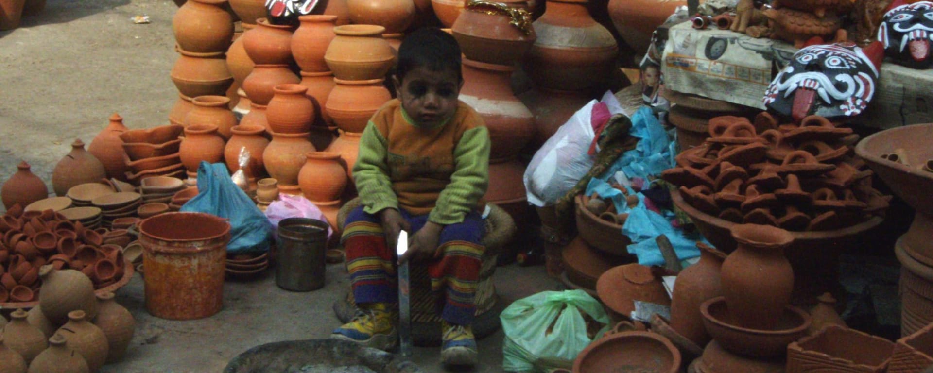 Unterwegs mit einstigen Strassenkindern in Delhi: Salaam Baalak, Market