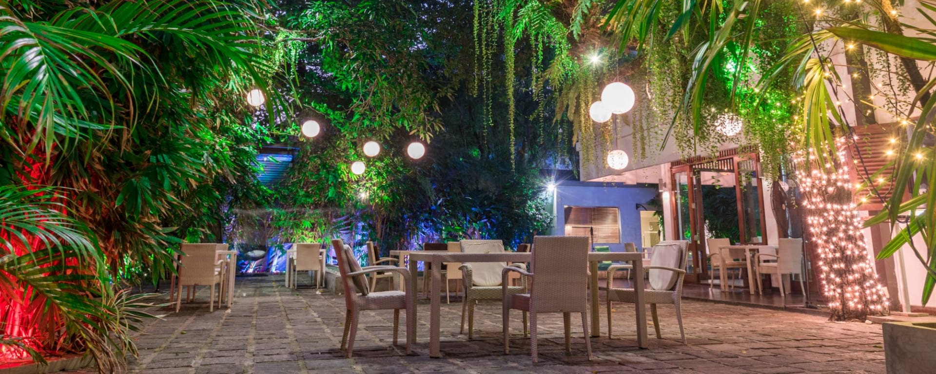 Colombo Court Hotel & Spa: Pool Side Outdoor Restaurant