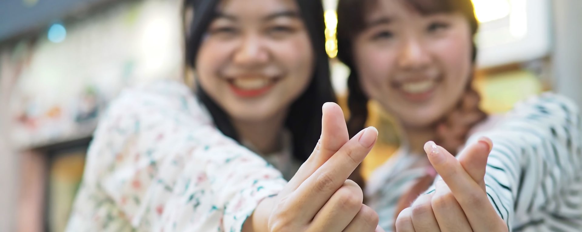 K-Culture erleben in Seoul: Asian girls making mini heart shaped finger hand gesture (Korean style)