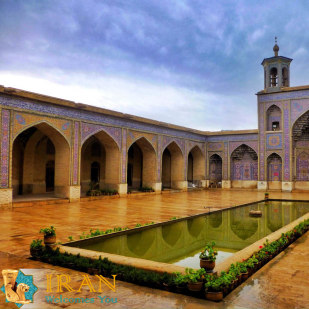 Witness the magic of colors at Nasir –al- Molk Mosque