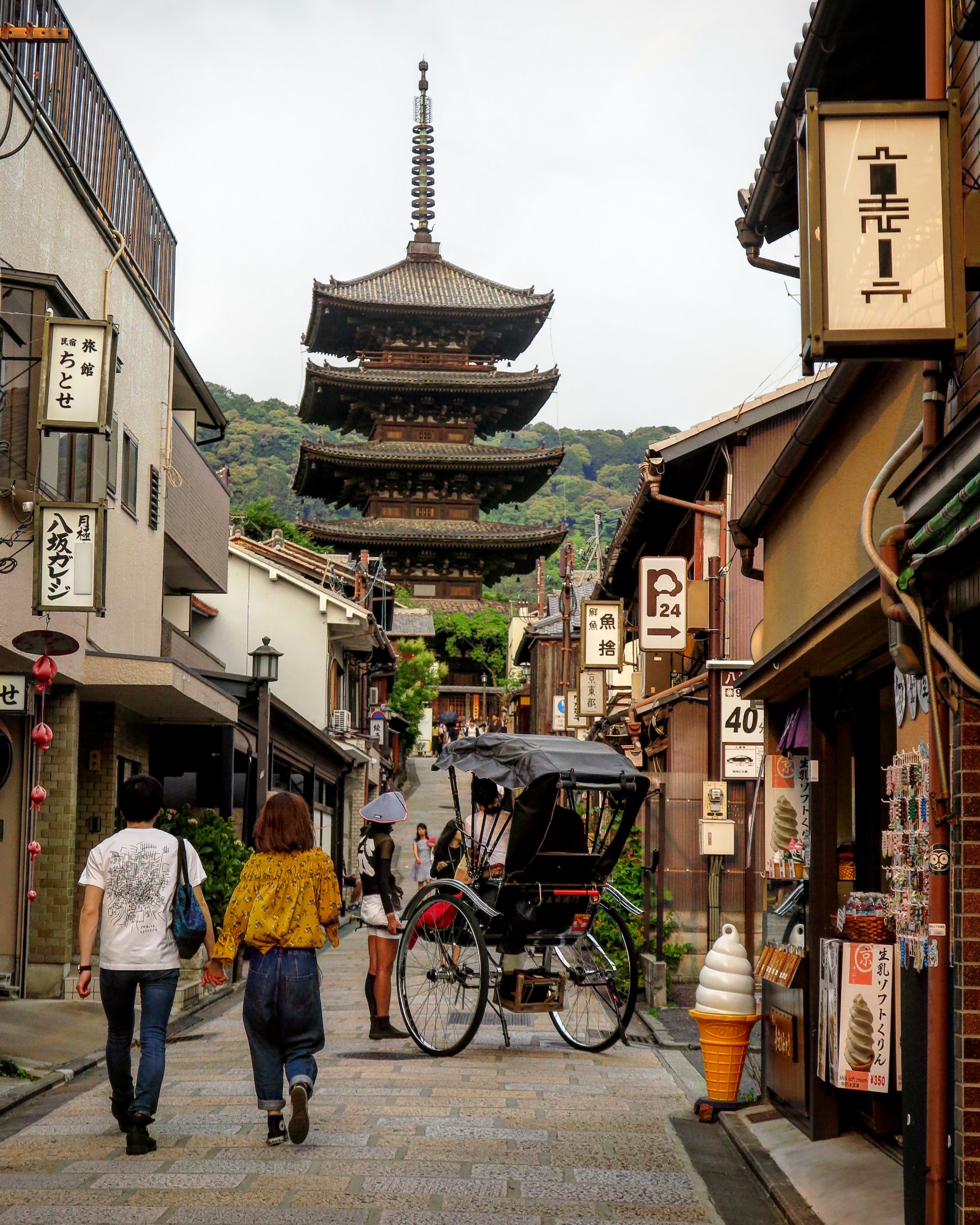 Walk in Kyoto's traditional Gion District live online tour from Kyoto