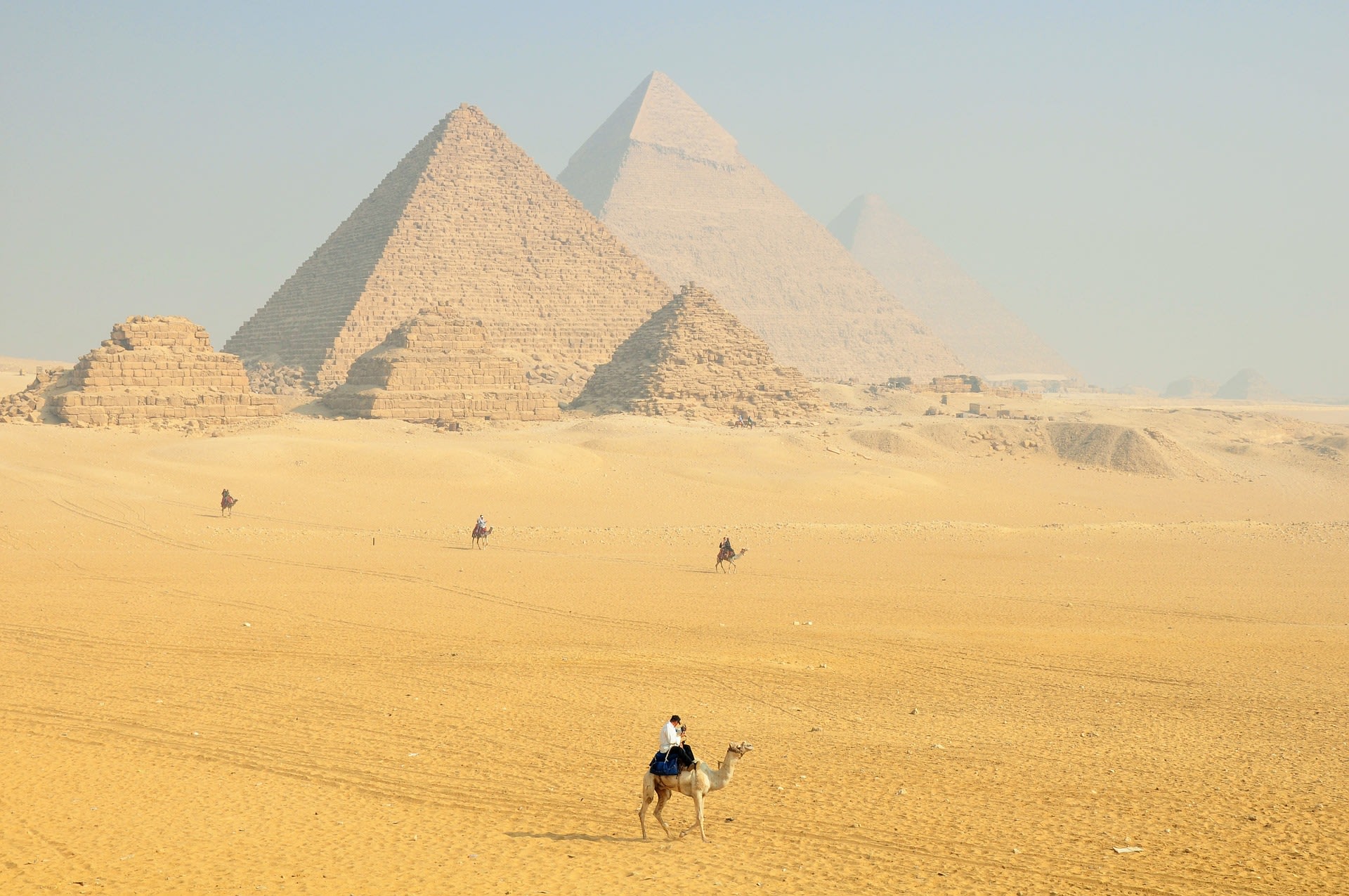 Visit Pyramids of Giza, Memphis, Dahshur and Sakkara live online tour