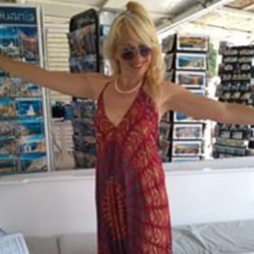 mirnanadia-santorini-tour-guide