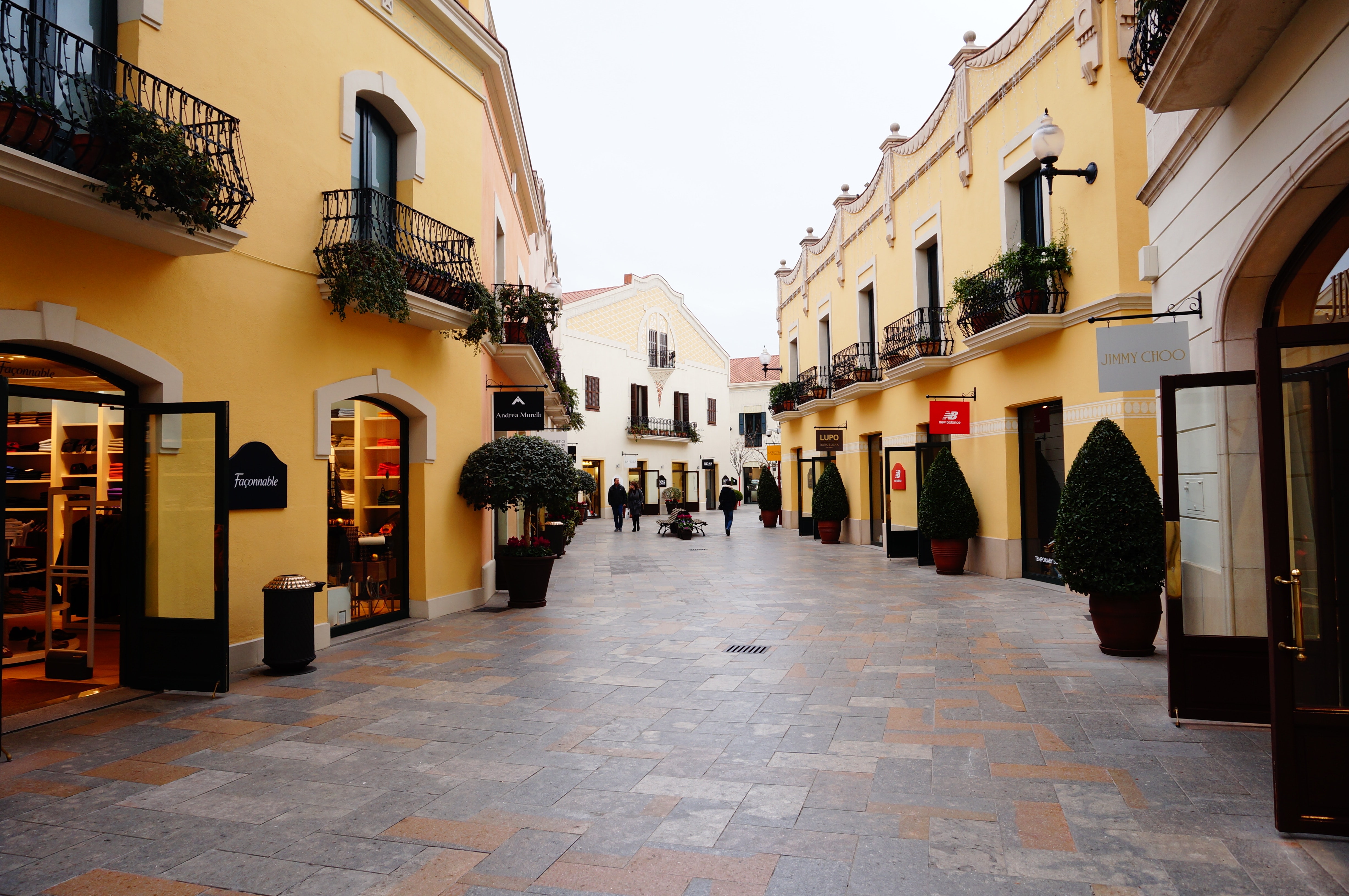 Аутлет в испании. Ла рокка вилладж аутлет испания. Ла рокка виладж. Аутлет в испании. Аутлет в испании.