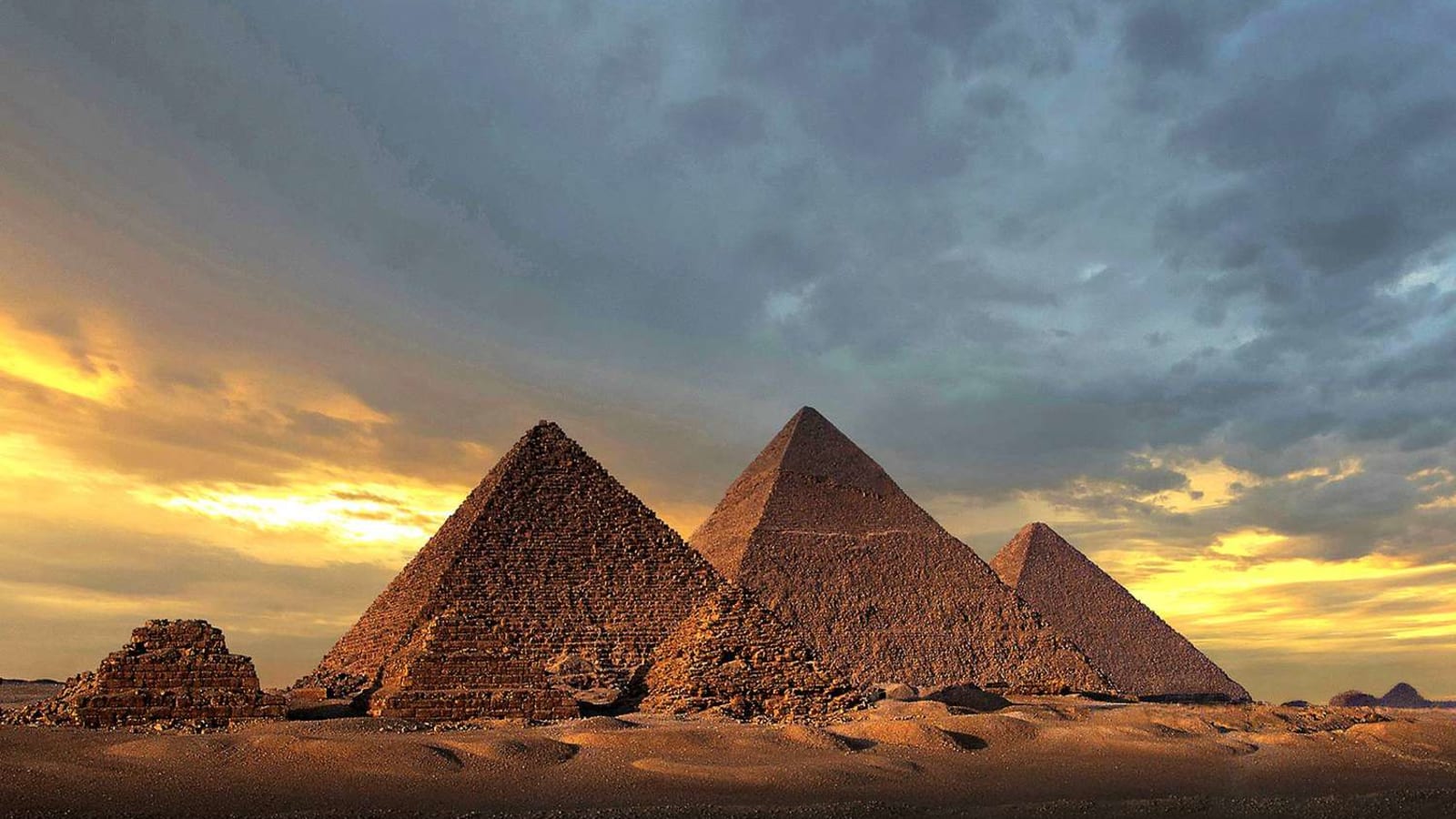 8-Hour Pyramids of Giza Tour with Saqqara and Memphis