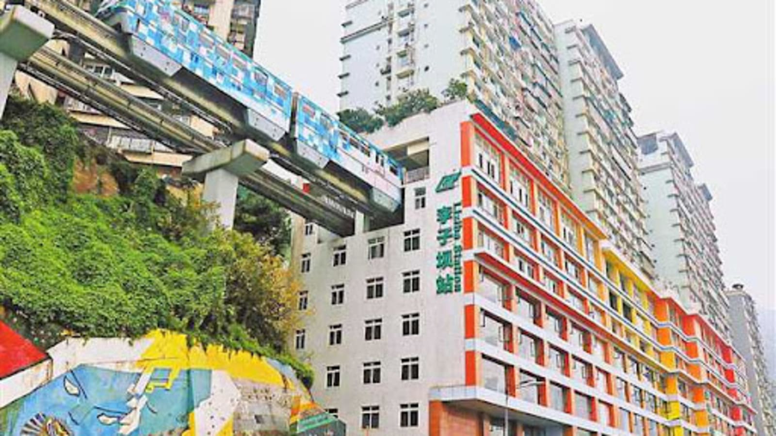 2-Day Chongqing Walking Tour with Liziba and Two Rivers Views