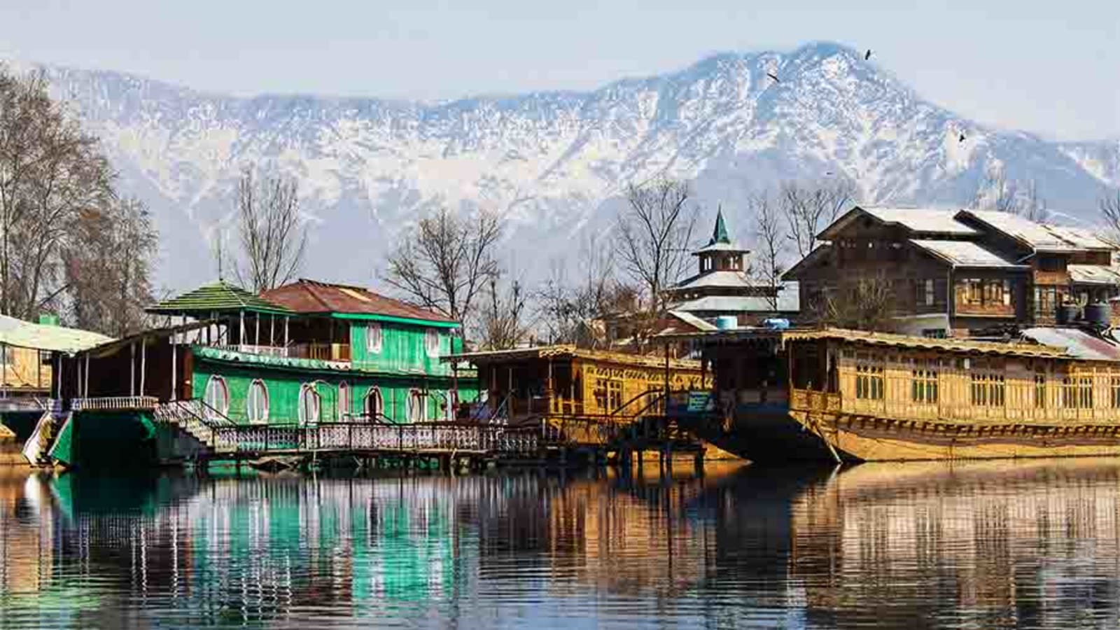 3-Day Srinagar and Gulmarg Tour with Dal Lake and Mughal Gardens