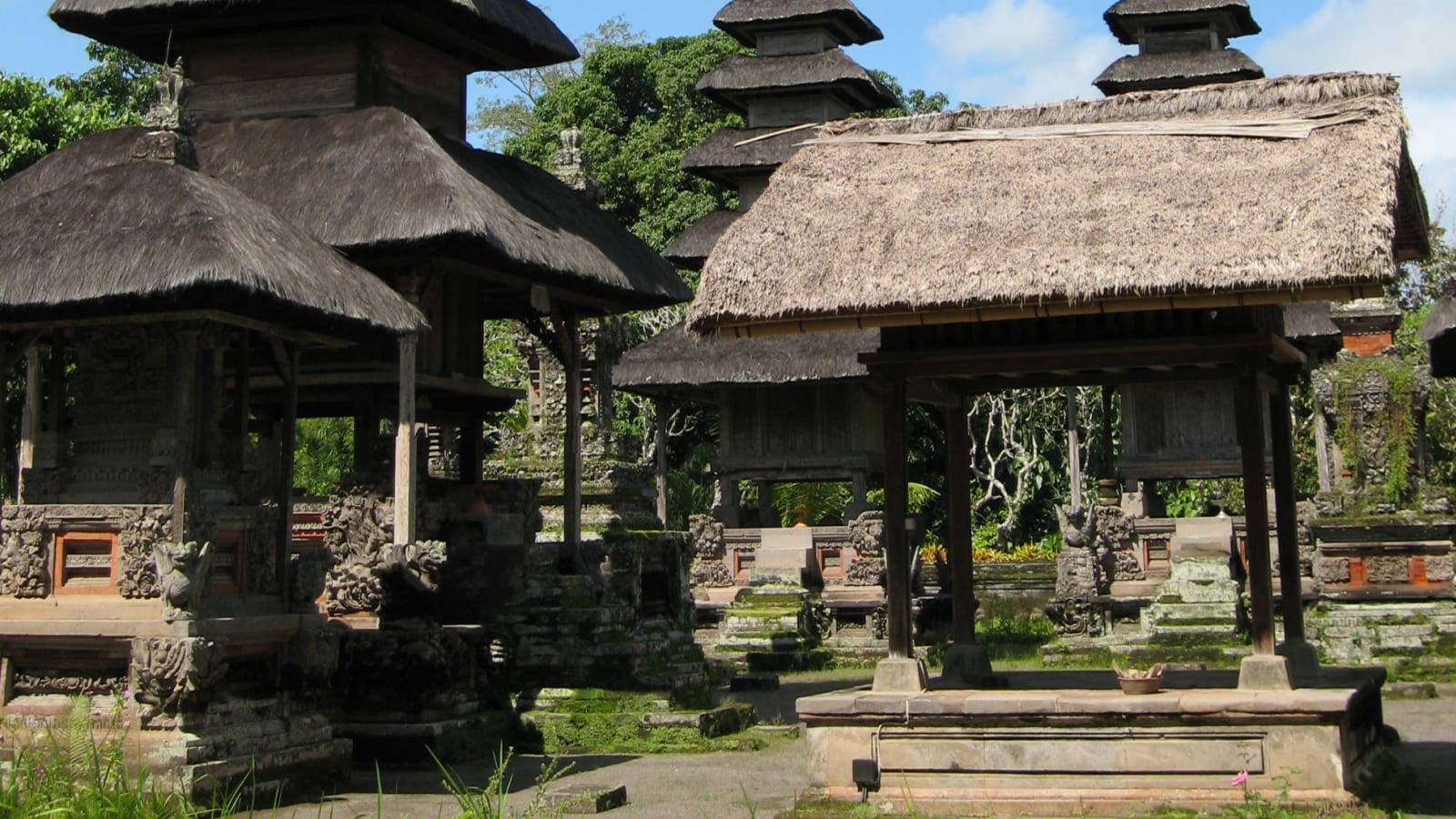 5-Hour Lombok Cultural Tour with Pura Lingsar and Bertais Market