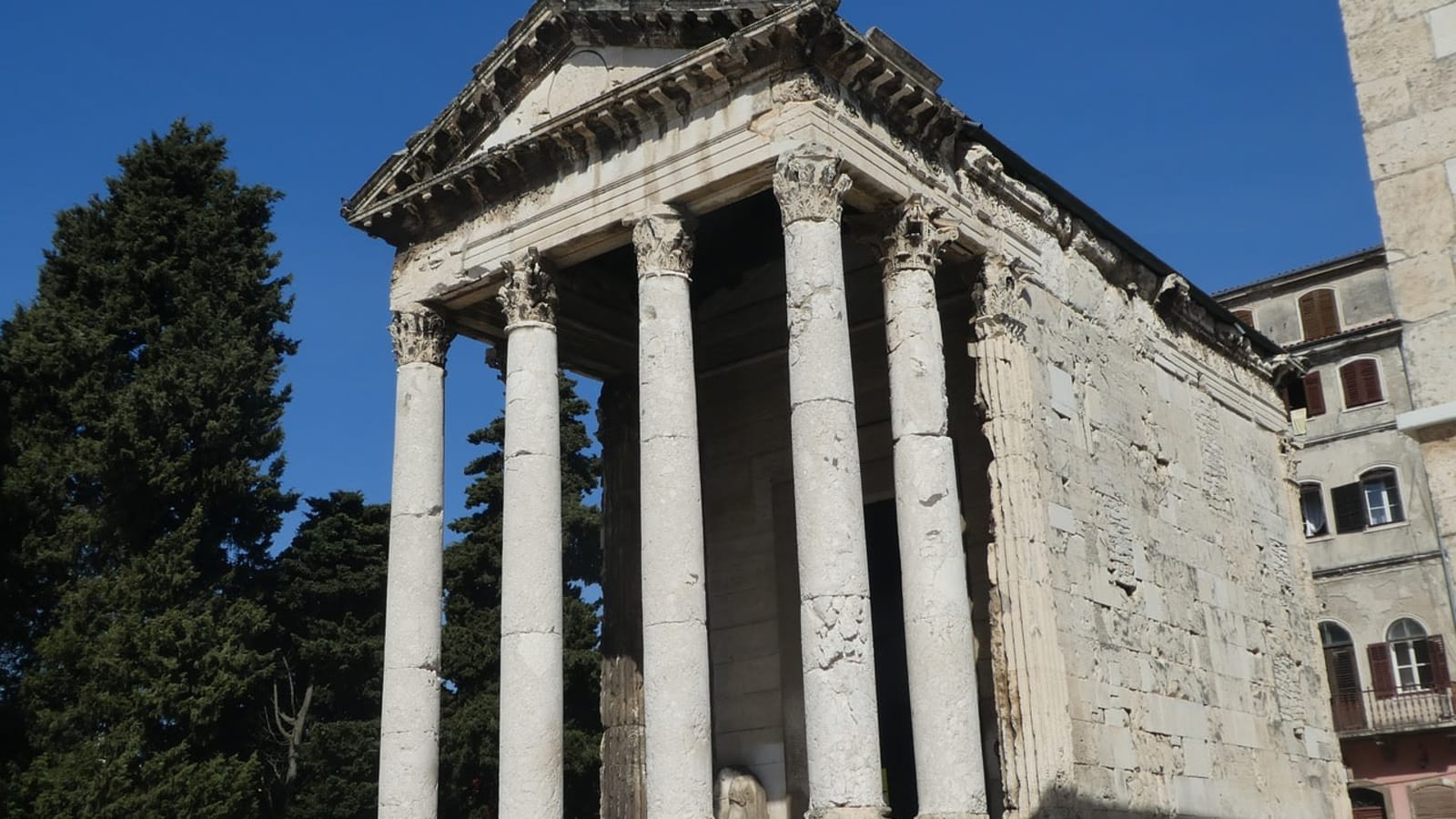 2-Hour Private Walking Tour of Pula with Roman Landmarks and Kastel
