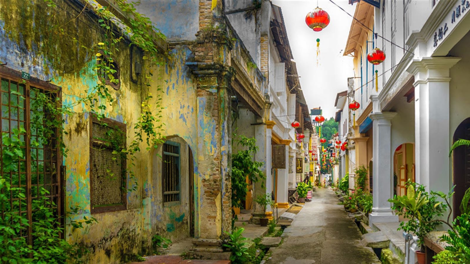 2-Day Kuala Lumpur to Ipoh Tour with Heritage Trail and Cave Temple