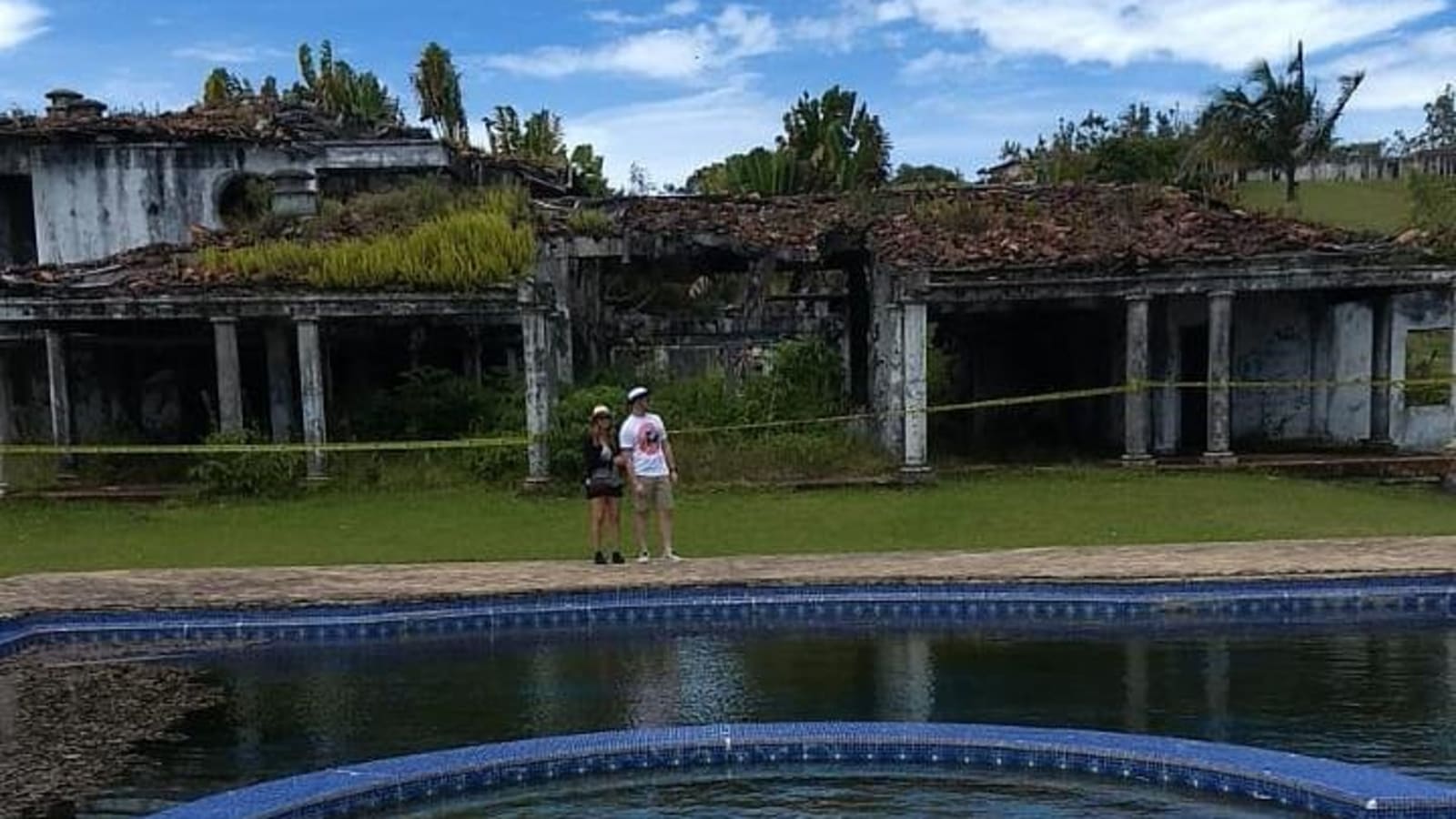 2-Day: Pablo Escobar, Comuna 13, Guatape Including Boat Ride and La Manuela