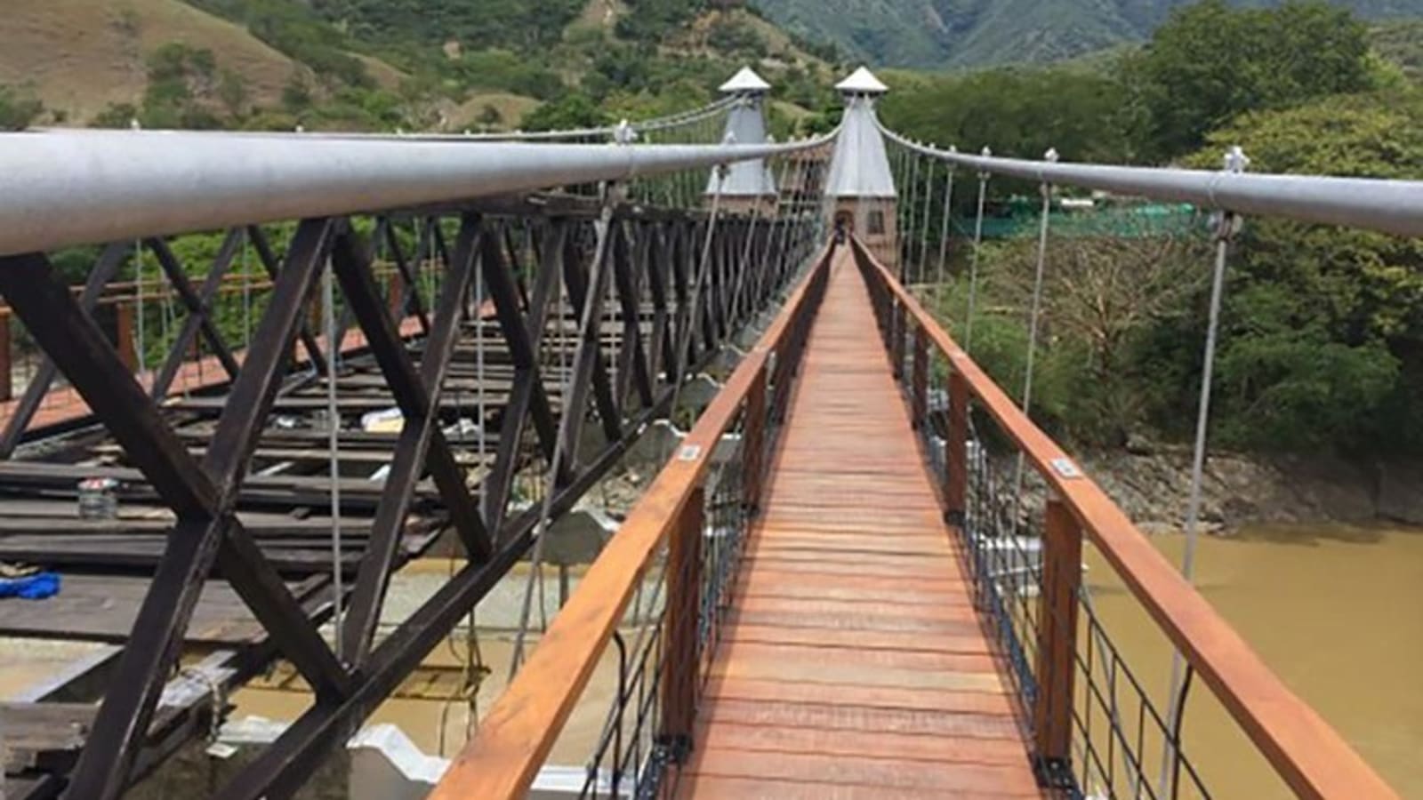 Private Medellin City Sightseeing and Santa Fe de Antioquia Tour