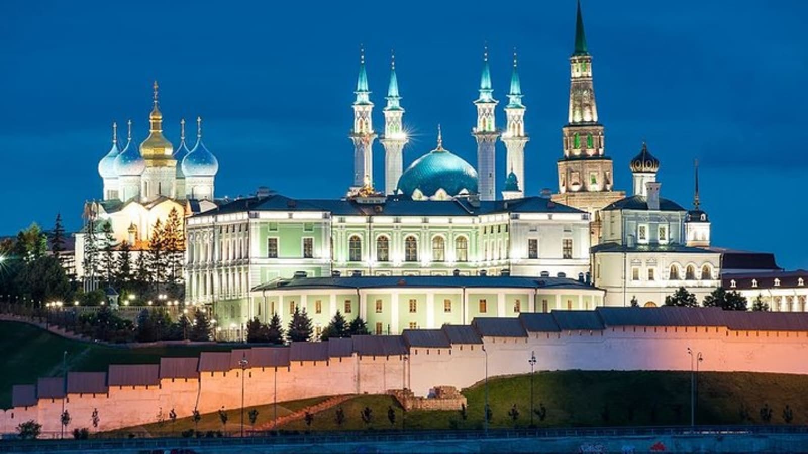 Kazan Night Tour of Must-See Sites with Private Local Guide