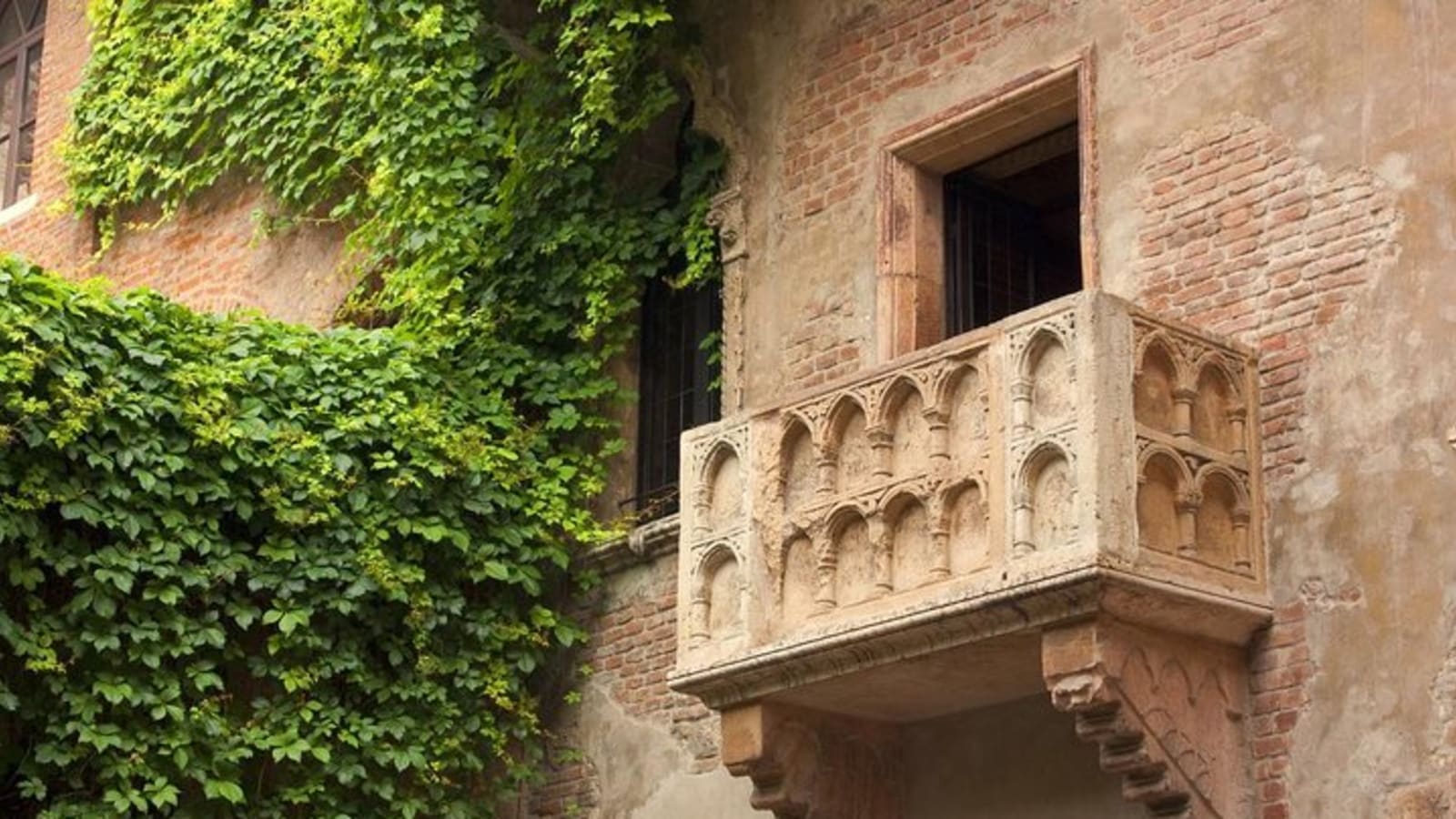 Visit of Verona and Lake Garda. Full day tour from Milan