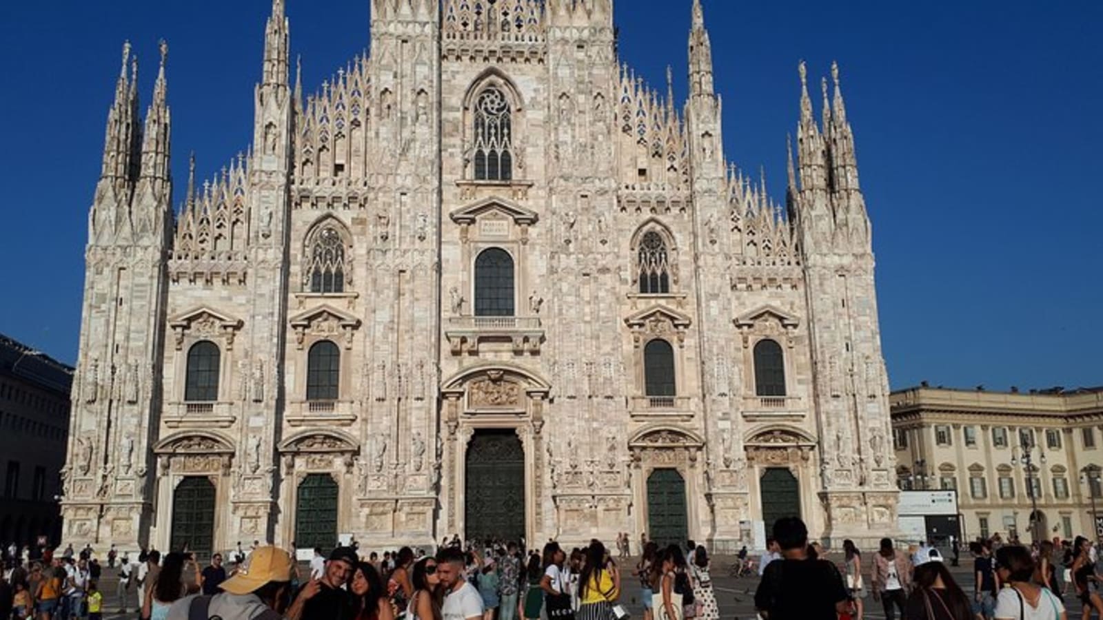 The jewels of the North Italy 3 days tour. Departure from Milan