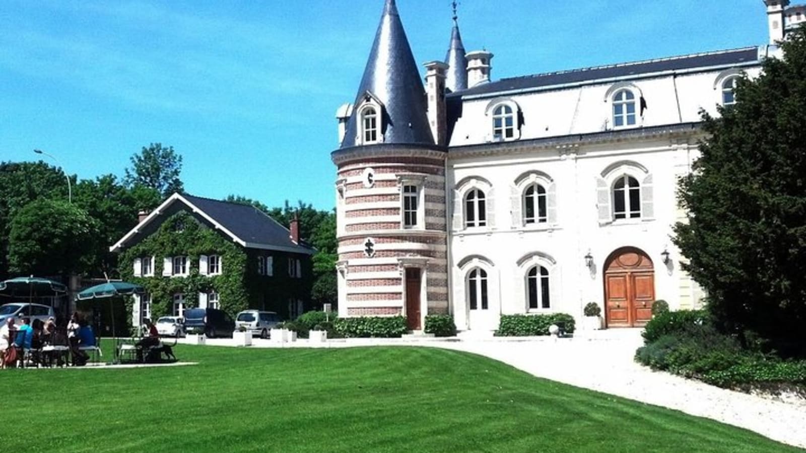Private 12-hour round transfer to Loire Castles from Paris. Best offer!