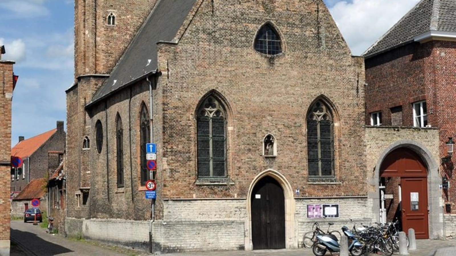 Private Bruges Historical Walking Tour with Chocolate Treat