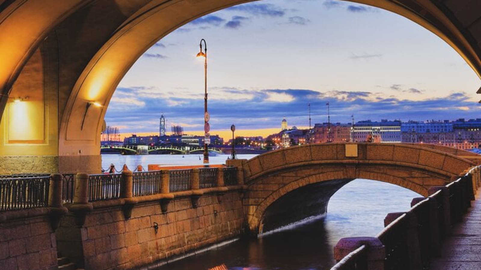 Private Bridges and Canals Tour in St Petersburg with Local Expert