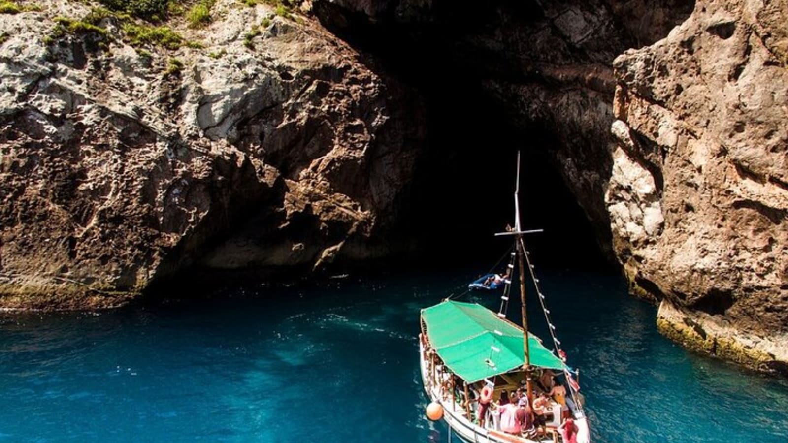 Boat Tour in Arraial do Cabo from Buzios with Lunch