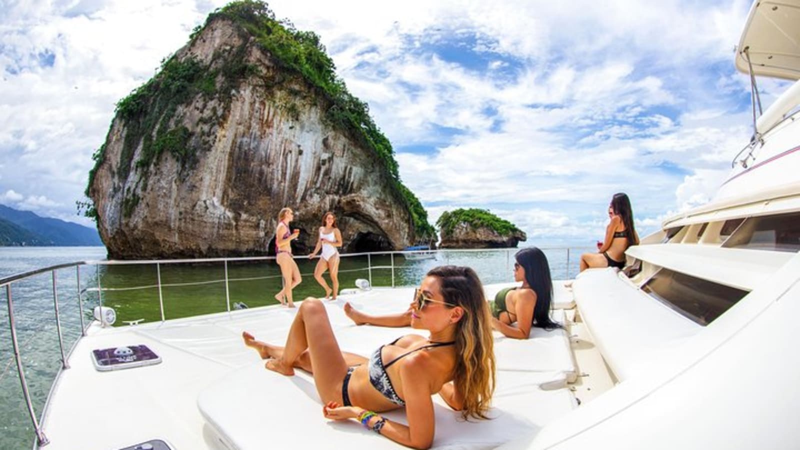 Luxury Yacht & Snorkel with All inclusive Open bar and lunch