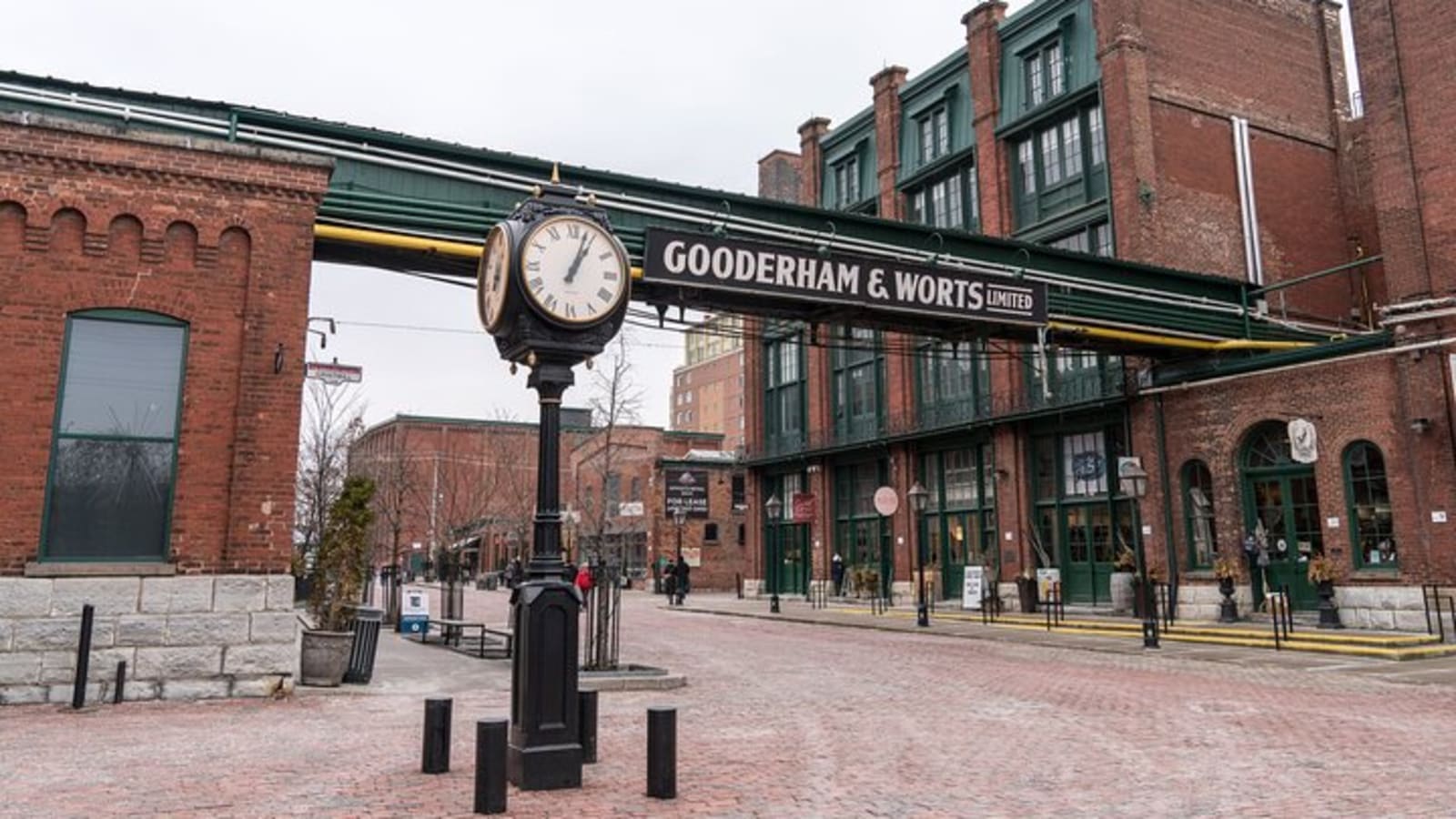 Toronto Distillery District: Whisky Exploration Game and Tour