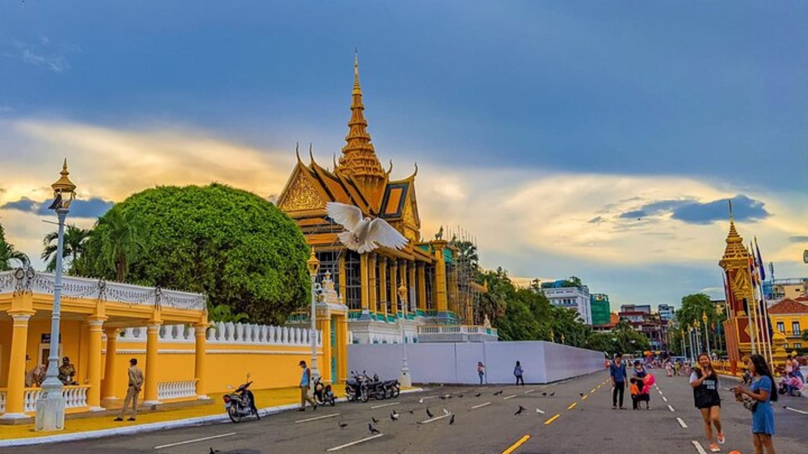 Koh Dach Silk Island and Phnom Penh Full Day Private Tour