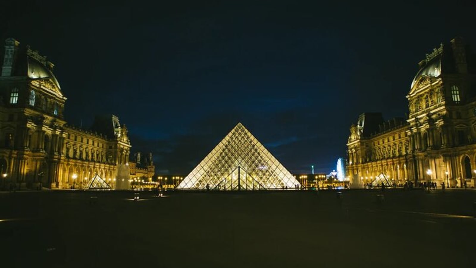 Paris Orientation Tour in Small Group with an Expert Driver