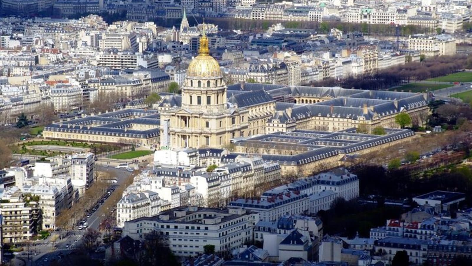 3-day Guided Tour Paris Loire Castles — Louvre — Versailles — Giverny.