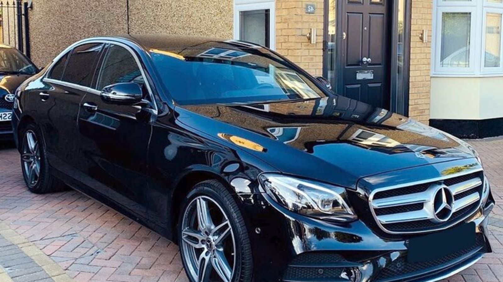 Arrival Transfer: Lyon Airport LYS to Lyon City in Business Car