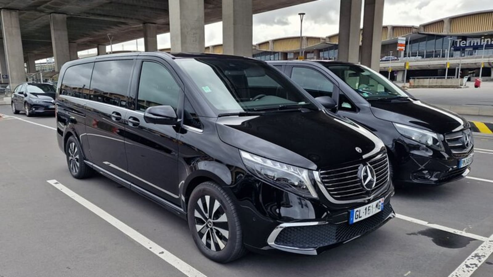 Private Transfer: Reims / Champagne to Paris Airport CDG by Van