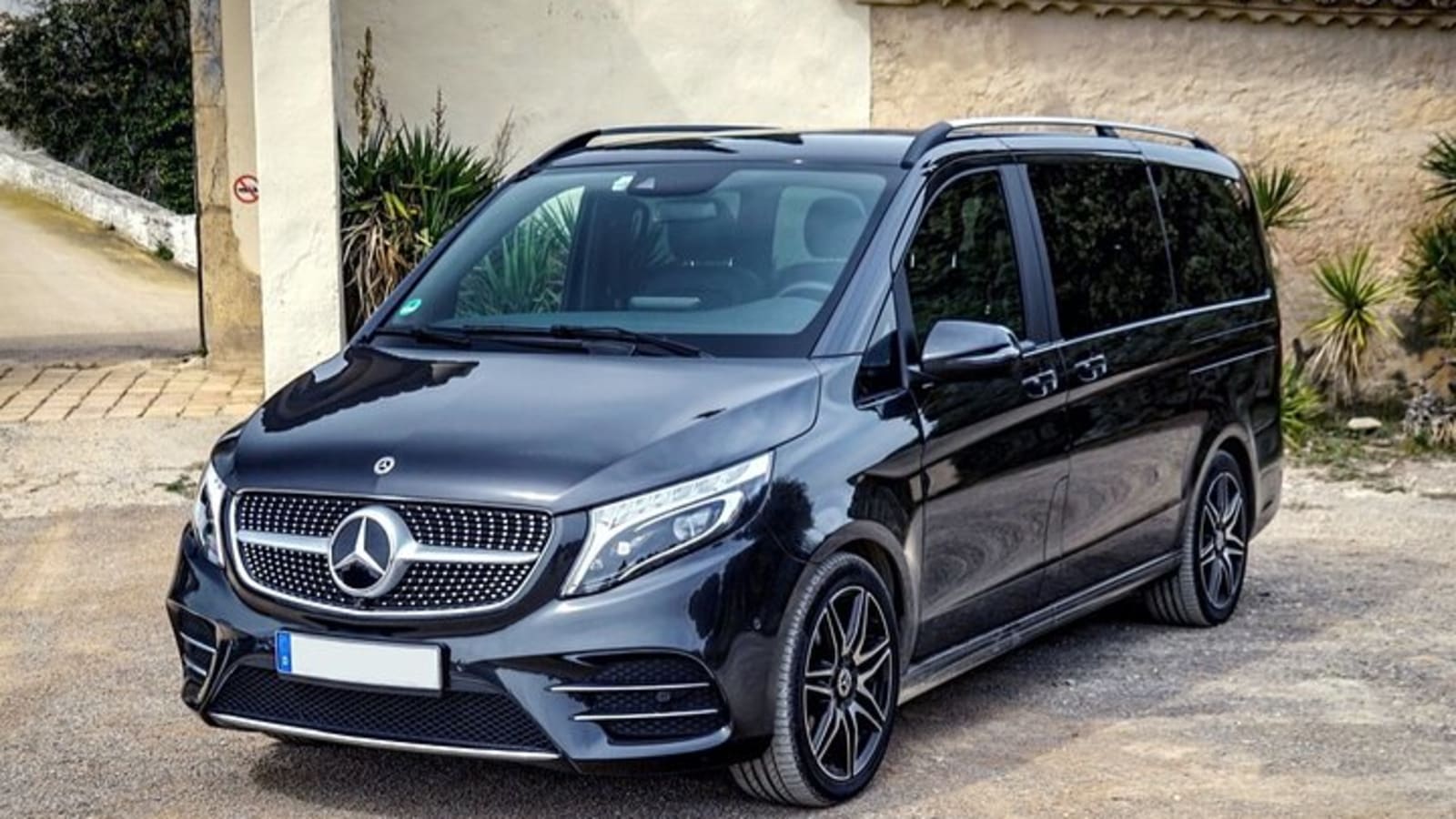 Private Transfer: Lake Como to Milan Airport MXP by Luxury Van