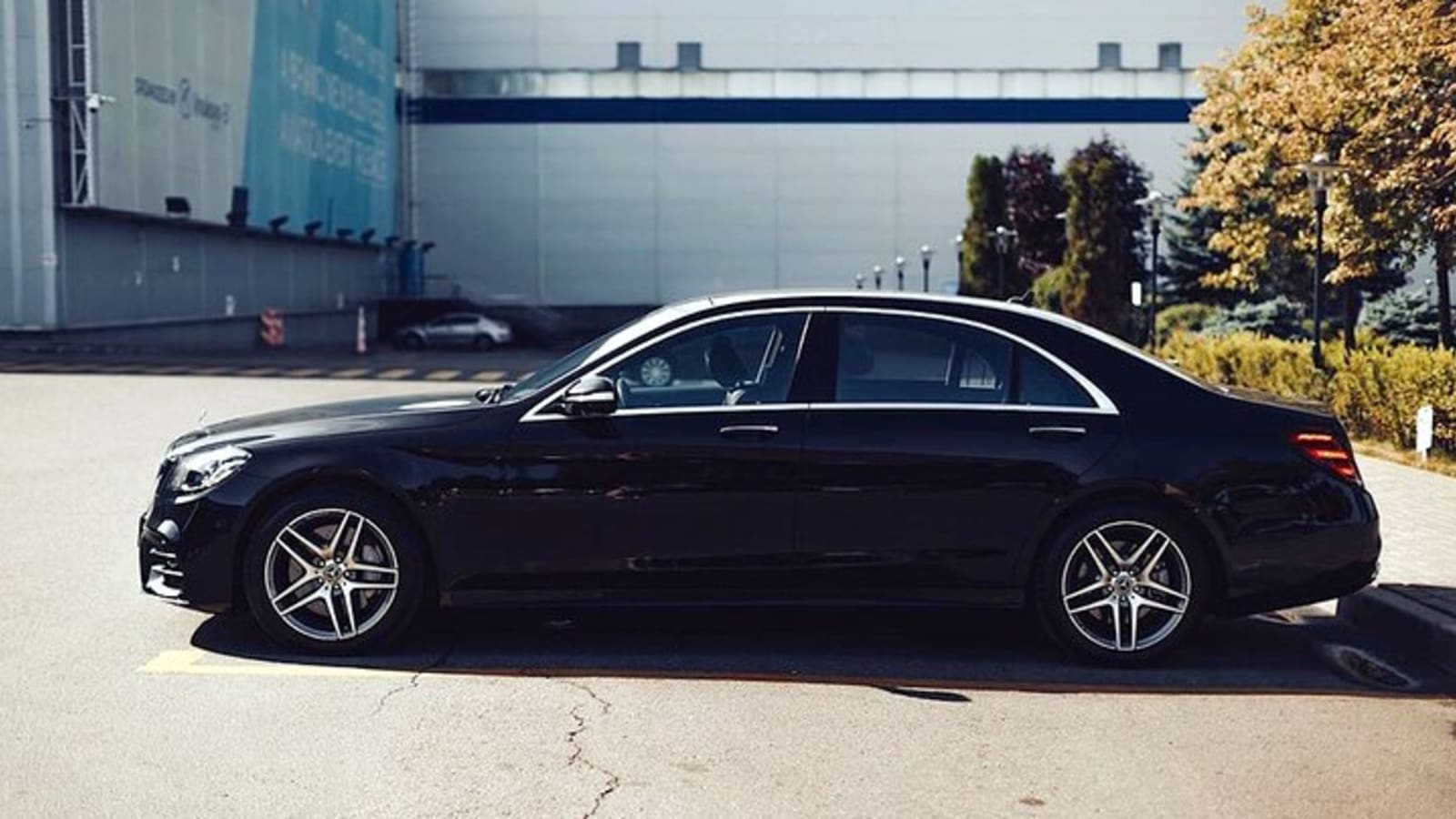 Private Transfer: Lyon Airport LYS to Lyon City by Business Car
